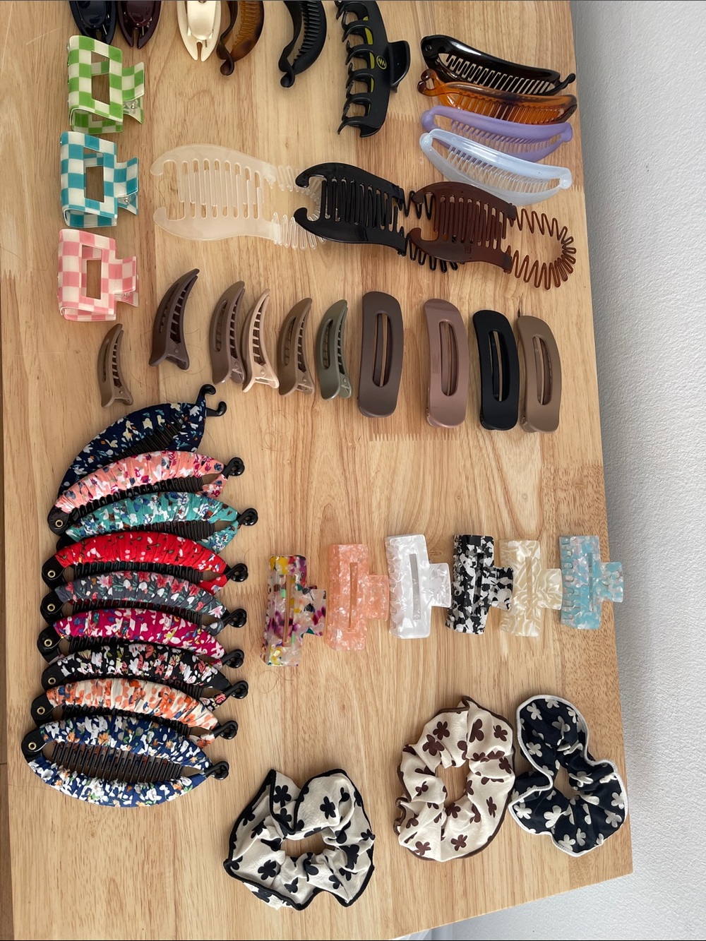 Bundle of 56 hair clips and ties